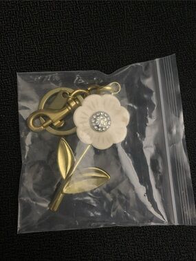 No Brand Flower Keychain with Off-White Enamel Daisy